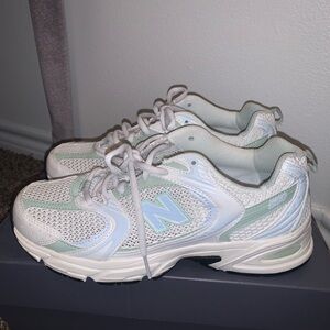 New balance sneakers women’s, color white, never worn.